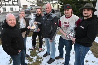Schön schrecklich: Erzgebirger holen bei skurrilem Wettstreit Pokal für hässlichsten Weihnachtsbaum - Thomas Frölich mit Wolfgang Wiese, Tim Baumann, Ralf Döhler, Paul Ott und Joel Förster (von links), die alle am Wettbewerb um den hässlichsten Weihnachtsbaum teilgenommen haben.