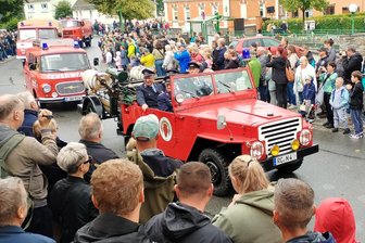 Schön war’s mit Rittern, Feuerwehrleuten und Firmen: Die Bilder des Festumzugs zur 800-Jahr-Feier im vogtländischen Neumark - Die Feuerwehr hat für jeden Ort eine besondere Bedeutung - auch in Neumark. Die Brandbekämpfer beteiligten sich mit mehreren historischen Fahrzeugen am Festumzug.