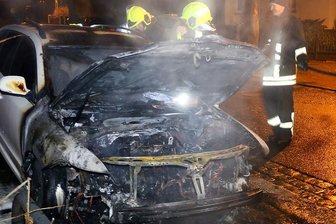 Schönau: Skoda steht in Flammen - Der Skoda brannte völlig aus.