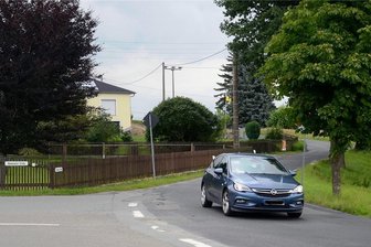 Schönau: Straßenbau um ein Jahr verschoben - Die Zufahrt auf die Treuener Straße in Schönau aus Richtung Neuensalz soll im Zuge der geplanten Bauarbeiten entschärft und sicherer gestaltet werden. Diese Zusage haben die Schönauer jetzt dem Landratsamt abgerungen, das die Sanierung der Straße nun für 2022 vorbereitet. 