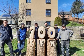 Schönbacher Feuerwehr feiert 100-Jähriges - Direkt in der Ortsmitte, gegenüber dem Gasthof Schweizerhaus, haben Nick Kühne und Daniel Stockmann ihre Idee zum 100-Jährigen umgesetzt.