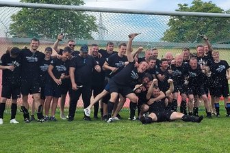 Schönberg/Oberwiera wagt den Sprung in die Fußball-Kreisliga - und wartet auf die Meisterschale und tschechische Teams - So sehen Sieger aus: Die Fußballer der SpG Schönberg/Oberwiera feiern die vorzeitige Meisterschaft.