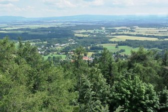 Schönberger feiern zwei Jubiläen - Ein Doppeljubiläum wurde am Samstag in Schönberg gefeiert: 90 Jahre Kapellenbergturm und 140 Jahre Vogtländischer Wanderverband. Diesen Panoramablick konnten die Besucher an dem Tag vom 1993 neu errichteten Kapellenbergturm genießen.