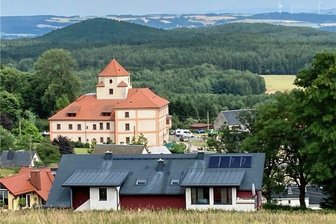 Schönberger fordern Bahn-Bedarfshalt für Besucher - Schönberg am Kapellenberg ist ein Ort, den oft Ausflügler ansteuern. Bis zum nächsten Bahnhof ist es weit.