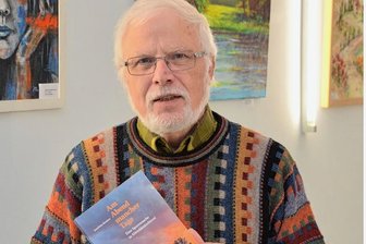 Schönberger legt Biografie neu auf - Joachim Krause mit der neuen Auflage von "Am Abend mancher Tage". 