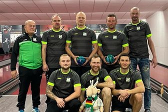 Schönberger Wintermärchen auf Glauchauer Kegelbahn - Uneinnehmbar: In der Glauchauer Sachsenlandhalle haben die Kegler des SV Schönberg ihre sechs Heimspiele allesamt gewonnen. Das Team besteht aus Dirk Guthe, Robby Büttner, Jens Bankwitz, Tino Richter, Holger Bankwitz (hinten von links), sowie Tom Bankwitz, Christian Mehlhorn und Nico Richter (vorne von links).