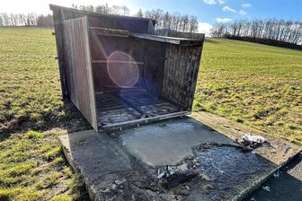 Schönbrunn: Buswartehäuschen liegt umgekippt im Feld - Vom Sockel gekippt, auf der Rückseite im Feld liegend: das Buswartehaus am Abzweig Huth bei Schönbrunn.