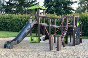 Schönbrunn: Wie es nach der Spielplatz-Weihe am Bürgerhaus weitergehen soll - In Schönbrunn wurde das neue Kombispielgerät eingeweiht. Für das Bürgerhaus-Areal gibt es weitere Pläne.
