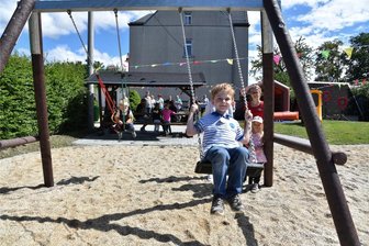 Schönbrunner Kinder nehmen neuen Spielplatz in Besitz - Ein neuer Spielplatz mit Kletterkombination und Schaukel wurde am Wochenende am Bürgerhaus in Schönbrunn übergeben. Jakob Heinecke war eines der ersten Kinder, die die Schaukel ausprobierten.