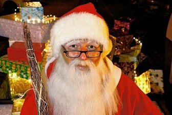Schöne Bescherung in Callenberg: Wenn der Ortschef den Rauschebart anlegt - Muss hoffentlich die Rute nicht oft benutzen: Bürgermeister Röthig als Weihnachtsmann. 