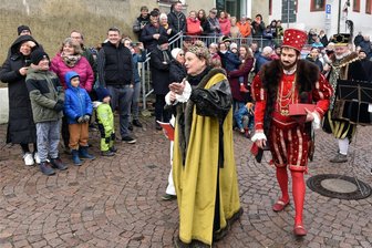 Schöne Bescherung - Kurfürstin kommt zum Adventskalender-Finale nach Augustusburg - Launige Fensteröffnung am 24. Dezember des Vorjahres: Kurfürstin Anna alias Birgit Lehmann erwies den Augustusburgern die Reverenz.