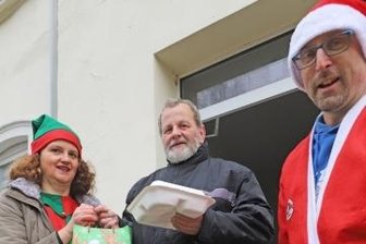 Schöne Bescherung: Verein fährt 200 Festessen aus - Erhard Götze Mitte freut sich über die Gaben von Heike Matschos und Silvio Herrmann.
