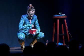 Schöne Geschichten vom Scheitern: So war der Auftritt von Comedienne Helene Bockhorst in Zwickau - Helene Bockhorst ist im Alten Gasometer in Zwickau aufgetreten.