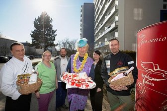 Schöne Geste für Pflegekräfte: Plauener Köche mit Herz servieren Eis - Waldhaus-Wirt Carsten Beck (links) und Jens Enders (rechts) kamen mit dem Eis zum Faschingsdienstag gerade recht. Die Pflegekräfte Stefanie Walter-Bär und Dominic Bär, Winfried Helisch, Isabell Füchsel sowie weitere 46 Mitarbeiter wurden überrascht.