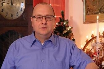 Schöne Sache für alle: Keiner muss leer ausgehen - Michael Klaus in seiner geschmückten Wohnung.
