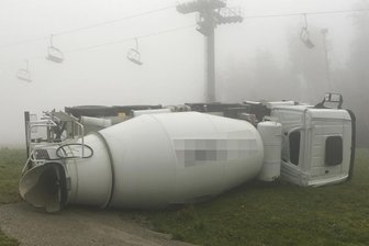 Schöneck: 20 Tonnen schwerer Laster liegt am Skihang - Für die Bergung des Betonmischers am Schönecker Skihang wird schweres Spezialgerät benötigt.