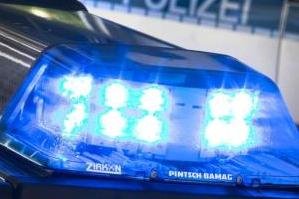 Schöneck: Auto rollt gegen Schule -