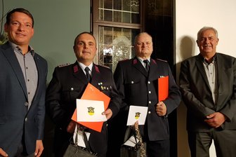 Schöneck ehrt zwei Feuerwehrleute mit Bürgerpreis - Maik Posselt und Wolfgang Richter (2. und 3. von links) wurden mit dem Bürgerpreis der Stadt Schöneck ausgezeichnet.