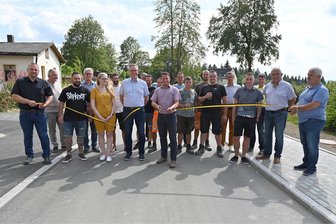 Schöneck: Erneuerte Bahnhofstraße jetzt als Einbahnstraße ausgewiesen - Am Mittwoch wurde die sanierte Bahnhofstraße in Schöneck von Bürgermeister Andy Anders (Mitte) wieder für den Verkehr freigegeben.