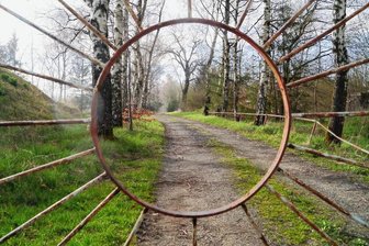 Schöneck: Früheres Militärgelände soll zum Gewerbepark werden - Der ehemalige Zugang zur ehemaligen sowjetischen Radarstation in Schöneck. Das Areal soll zu einem Gewerbepark umgestaltet werden.
