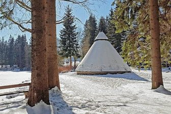 Schöneck mit eigenem Meiler - Ein Meiler im Sinne der Holzkohlen-Herstellung ist dieser hier nicht, dieser war innen zum gemütlichen Zusammensitzen errichtet worden. Inzwischen ist er verschlossen.