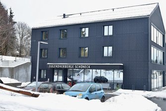 Schöneck: Neuer Herbergs-Chef sehnt Ende des Klassenfahrten-Verbots herbei - Vor reichlich zwei Jahren wurde die Schönecker Jugendherberge eröffnet. Corona setzte jedoch immer Stoppzeichen.