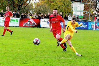 Schöneck stürmt an die Tabellenspitze - Da klingelt es das erste Mal im Werdaer Tor: Schönecks Tim Müller (rechts) enteilte seinen Gegenspielern und traf zum 1:0. Am Ende siegte der VfB im Spitzenspiel gegen den bisherigen Tabellenführer FC Werda mit 4:2 und steht nun selbst ganz oben. 