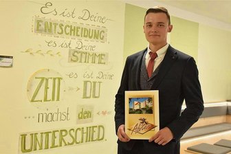 Schöneck: Tirschendorfer schafft Abi mit Traumnote 1,0 - Stolz aufs Abi: Dustin Staer aus Tirschendorf hat am Beruflichen Gymnasium Schöneck ein Traum-Abi geschafft.