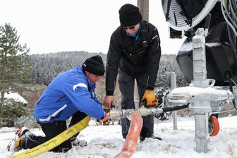 Schöneck und Erlbach: Skigebiete im Vogtland öffnen - Rico Seidel (links) und Carlo Renz bereiten die Schneekanone am Kleinen Lift zum Beschneien vor.