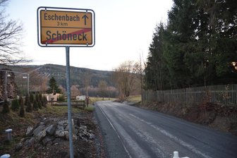 Schöneck: Wann wird die Straße von der Bockmühle nach Eschenbach erneuert? - Der Mühlberg ist instandgesetzt, die Straße weiter Richtung Eschenbach noch nicht.