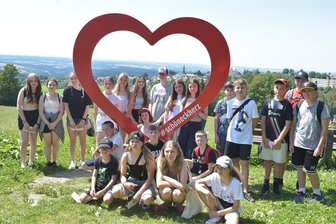 Schöneck: Was im Wald auf die Feriengäste lauert - Jugendliche aus Tschechien und Deutschland verbringen zurzeit einige Ferientage in der Jugendherberge. Zum Programm gehört unter anderem eine Wanderung auf dem Moosmännlein-Weg mit dem beliebten Fotomotiv am Schönecker Herz.