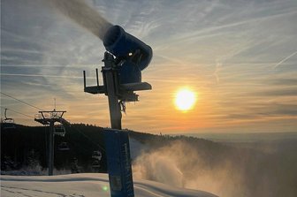 Schöneck wirft die Schneekanonen an: Liftbetreiber und Beherberger zwischen Hoffen und Bangen - Die Schneekanonen in der Skiwelt sind seit ein paar Tagen in Betrieb.