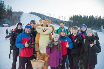 Schöneck zum Saisonende im Bergrausch: So lief das letzte große Winter-Event in der Skiwelt - Gemeinsames Foto mit Maskottchen „Ecki“: Beim „Bergrausch“ in der Skiwelt Schöneck herrschte auch bei den Mitgliedern der Bergwacht mit ihrem Leiter Jörg Neidhardt (zweiter von links) gute Laune.