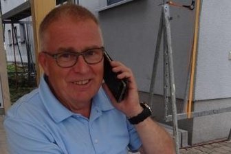 Schönecker bauen einen Fanblock für Chemie Leipzig - Ist für das kommende Pokalspiel des VfB Schöneck gegen Chemie Leipzig derzeit ständig am Telefon: Mario Kautzsch. 