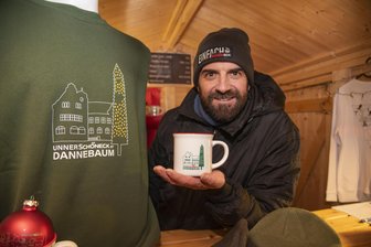 Schönecker „Dannebaum“ ist jetzt auf Kleidungstücken und Tasse abgebildet - 