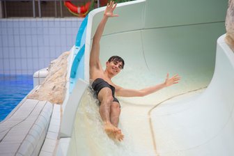 Schönecker Freizeitbad profitiert von geschlossener Konkurrenz - Die Wildwasserrutsche samt 65 Meter langer Röhrenrutsche zählen zu den Highlights im Freizeitbad „Aqua World“ im Ifa-Hotel in Schöneck.