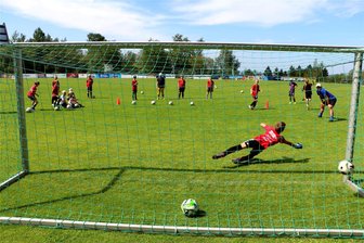 Schönecker Fußballcamp mit neuem Teilnehmerrekord - Felix Seifert beim Torschusstraining im Rahmen des diesjährigen Schönecker Fußball-Feriencamps.