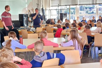 Schönecker Jugendpark: Schüler wünschen sich einen Bolzplatz - Wie soll der Schönecker Jugendpark gestaltet werden? Bürgermeister Andy Anders (mit Mikrofon) traf sich dazu am Montag mit Schülern der Evangelischen Oberschule.