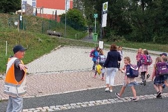 Schönecker Schülerlotsin hört auf: "Im Winter hatte ich oftmals Reif an den Wimpern" - Zuverlässig sorgte Kathrin Blahowetz (links) für mehr Sicherheit, wenn die Schulkinder die Straße überquerten. 