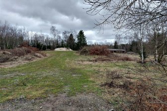 Schönecker Stadtrat entscheidet zu geplantem Gewerbegebiet - Noch ist das Gelände der ehemaligen Radarstation an der Oelsnitzer Straße in Schöneck eine Brache.