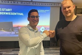 Schönecker steigen am Fichtelberg ein - Der künftige Bürgermeister Jens Benedict (rechts) freut sich über das Engagement von LGO-Geschäftsführer Constantin Gläß .
