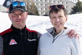 „Schönecker Streif“: Ski- und Snowboard-Stadtmeisterschaften sorgen für beste Stimmung - Ronny Schilling (links) und Ralf Jäkel vom Skiverein Schöneck freuten sich, dass bei der Stadtmeisterschaft wieder alles geklappt hat.