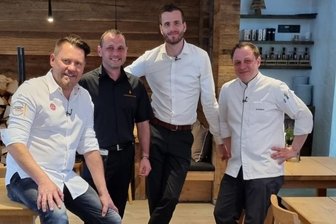 Schönecker Tannenhaus eröffnet neue Staffel der TV-Kochshow - Ein Bild von den Dreharbeiten im Tannenhaus Schöneck: TV-Koch Mike Süsser, Serviceleiter Roman Müller, Geschäftsführer Tobias Werner und Küchenchef René Eibisch. 
