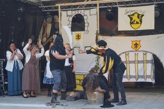 Schönecker Theatertruppe präsentiert den städtischen Alltag in historischem Gewand - Der Schönecker Henker (Lutz Meinhardt) will seines Amtes walten, was auch Tratschweib (Claudia Bangert) mit Schrecken verfolgt. Die Köhlerin (Kerstin Weinper) erhebt Einspruch, der Schultheiß (Ralf Edler) willigt ein.