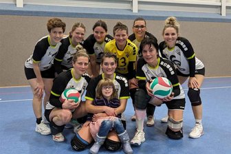 Schönecker VfB-Volleyballerinnen starten mit Sieg und Niederlage - Die Schöneckerinnen freuten sich am Sonntag über den ersten Saisonsieg