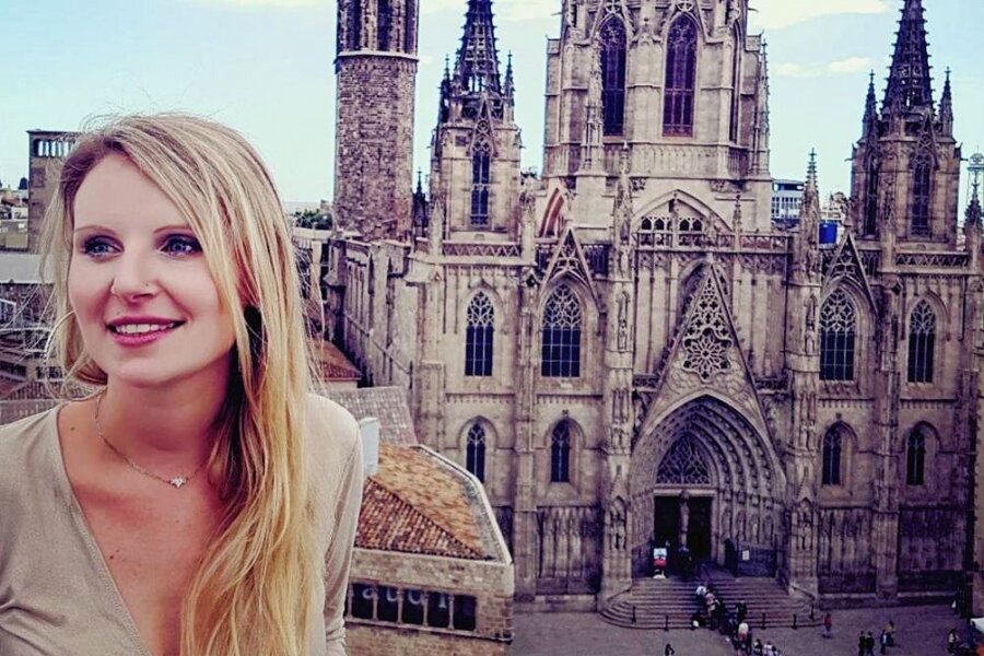Schöneckerin lebt ihren Barcelona-Traum - Sarah Rippert vor der Kathedrale in der Altstadt von Barcelona. Seit zwölf Jahren lebt sie in der Stadt. 