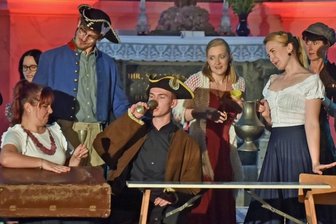 Schöner Pop aus Leipzig und tolle Shows aus Chemnitz - Das Musicalstudio W.M. bei einer Aufführung im Schloss Wolkenburg im vergangenen Jahr. Auch in diesem Jahr wollen Mitglieder des Ensembles zum Kultursommer beitragen.