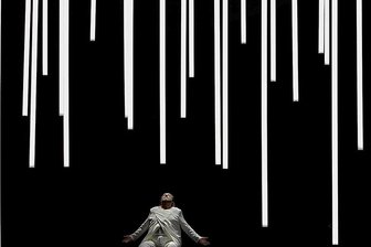 "Schöner Sterben": Premiere von "Tristan und Isolde" in Bayreuth gefeiert - Abstrakt und gelungen: Stephen Gould als Tristan Wagner-Auftakt am "Grünen Hügel".