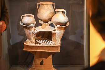 Schöner Wohnen bei den Vorfahren: Neue Ausstellung im Smac in Chemnitz - Raffiniert waren Küchenutensilien durchaus schon früher. Diese mobile Kochstelle aus Griechenland wird im Museum Smac die Mutter aller Campingkocher genannt.