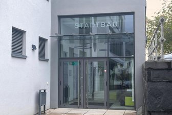 Schönes Design, aber keine Ablage für Duschgel? Zu Besuch im Hallenbad Reichenbach - Durch eine Glastür geht es hinein ins Hallenbad auf dem Roßplatz. Eine Leserzuschrift veranlasste unseren Reporter, dort schwimmen zu gehen.